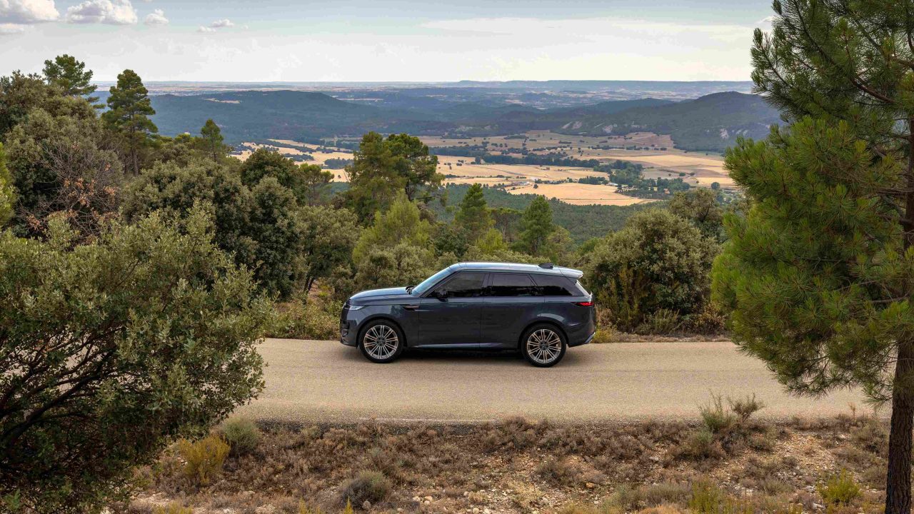 Range Rover Sport: Perfectly at Home in the Country